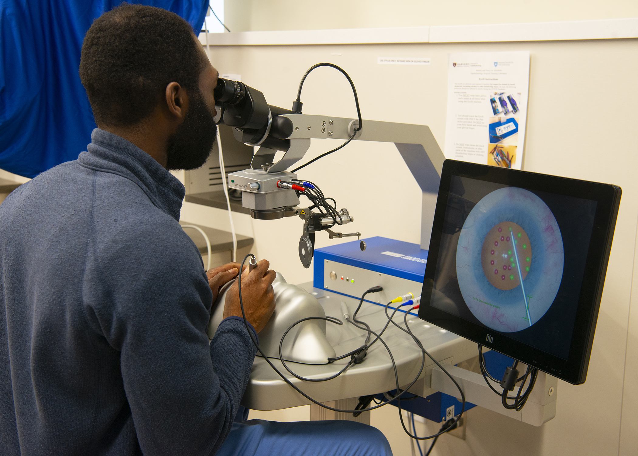 Resident using EyeSi tool